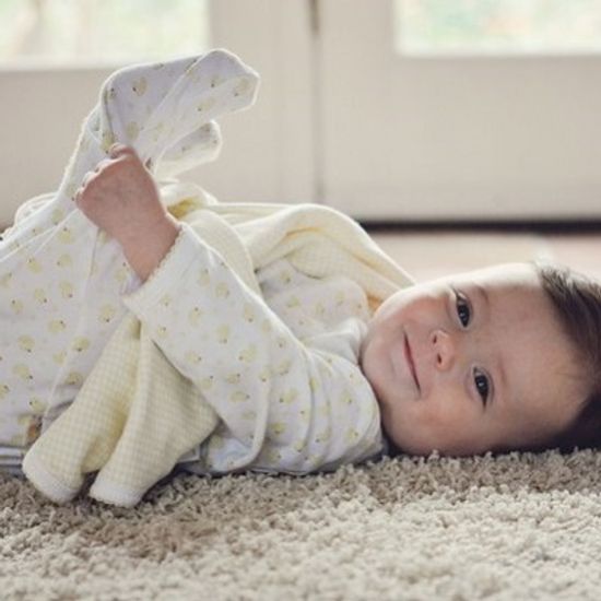 Как выбрать пижаму для малышей до года: виды, советы