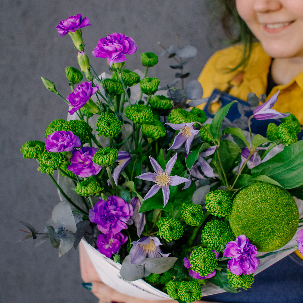 162. Сочный весенний букет в зеленой гамме с фиолетовыми акцентами