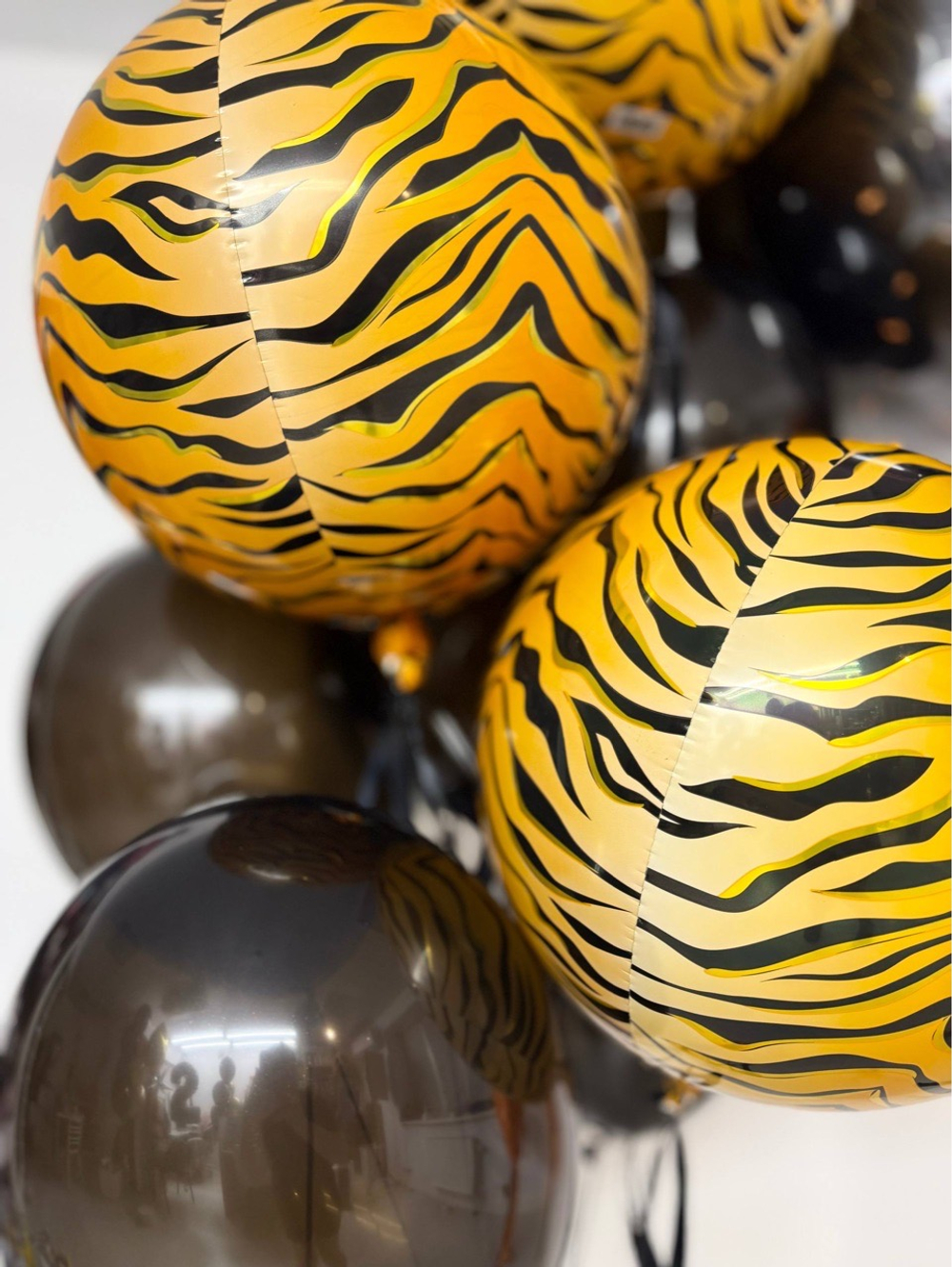 Воздушные гелиевые шарики оранжеый/черный/тигр 12 лет №5078