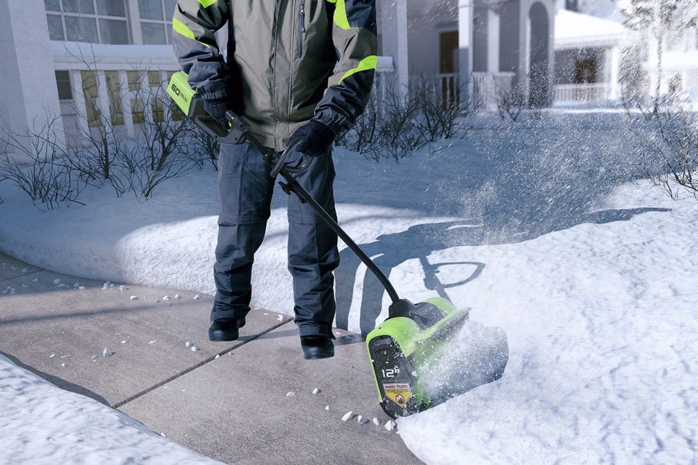 Аккумуляторная снегоуборочная лопата Greenworks GD60SS30K2,2602607UA, 60v, 30 см, АКБ 2 А·ч и ЗУ