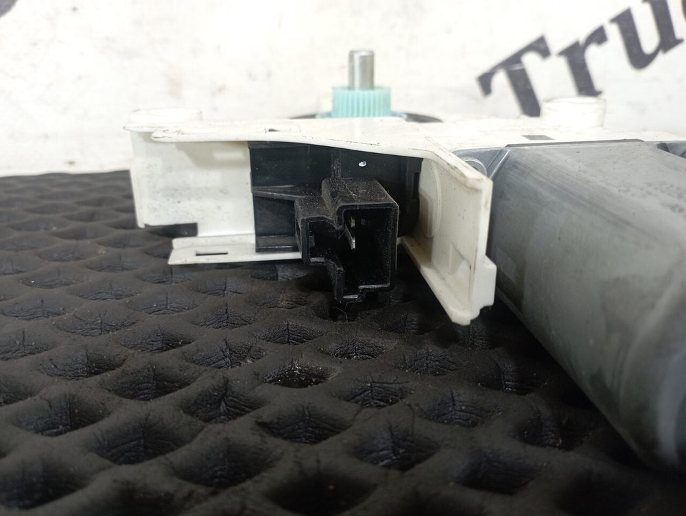 Моторчик стеклоподъемника правый 2020г