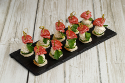 Канапе салями с огурцом и творожным сыром на пшеничном тосте