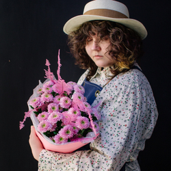 17. Милый букет из розовых кустовых хризантем