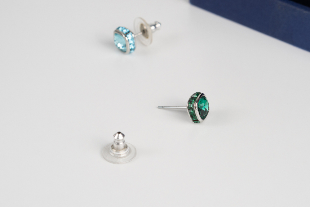 Две пары серег на пусетах Swarovski с кристаллами зеленого и голубого цветов