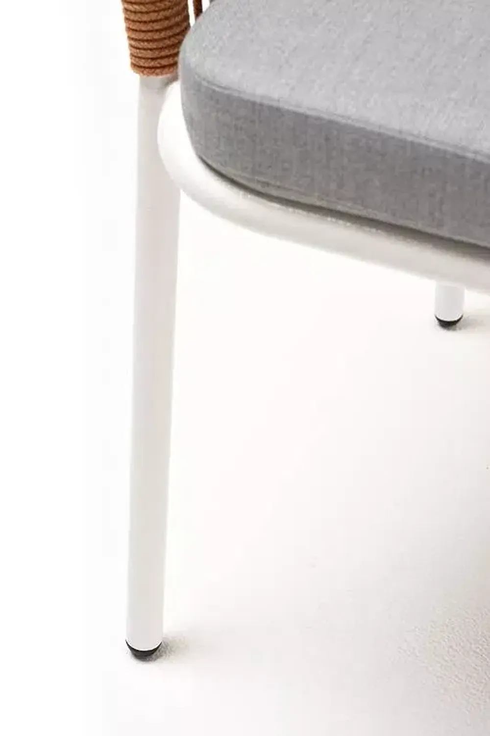 "Лион" стул плетеный из роупа, каркас из стали светло-серый (RAL7035) муар, роуп оранжевый меланж круглый, ткань светло-серая