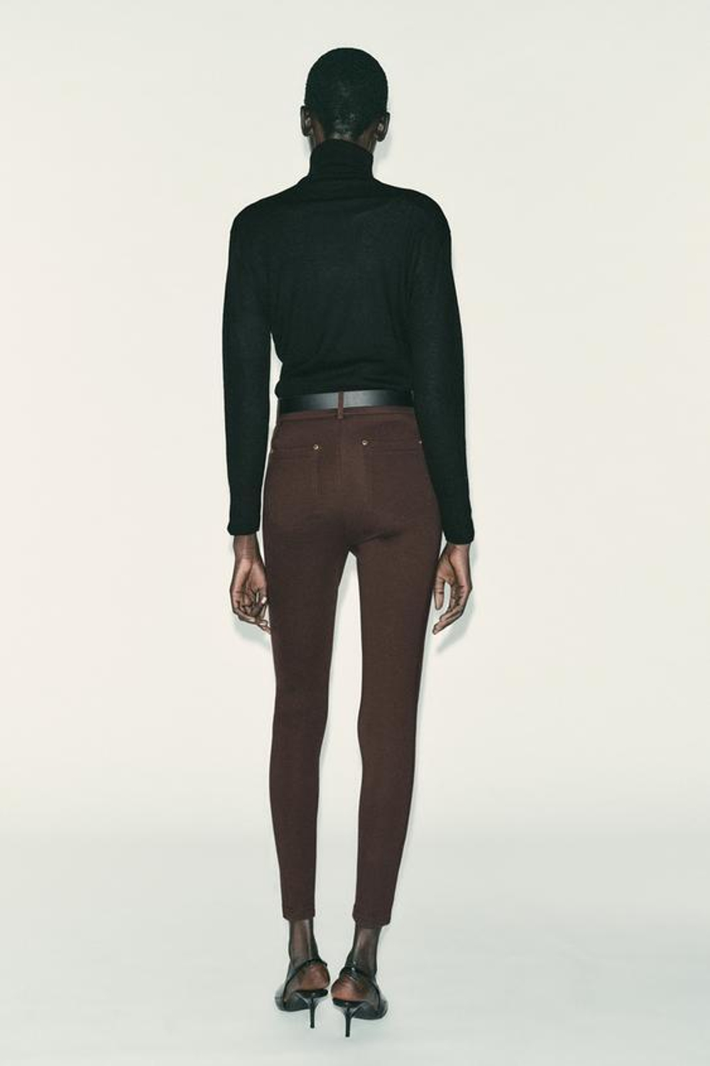 ZARA ДЖЕГГИНСЫ СО СРЕДНЕЙ ПОСАДКОЙ И РЕМНЕМ, ТЕМНО-КОРИЧНЕВЫЙ