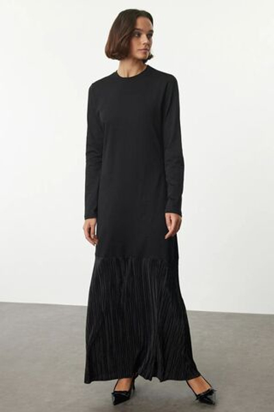 Платье с черной трикотажной юбкой и плиссированными деталями TCTAW25EB00086