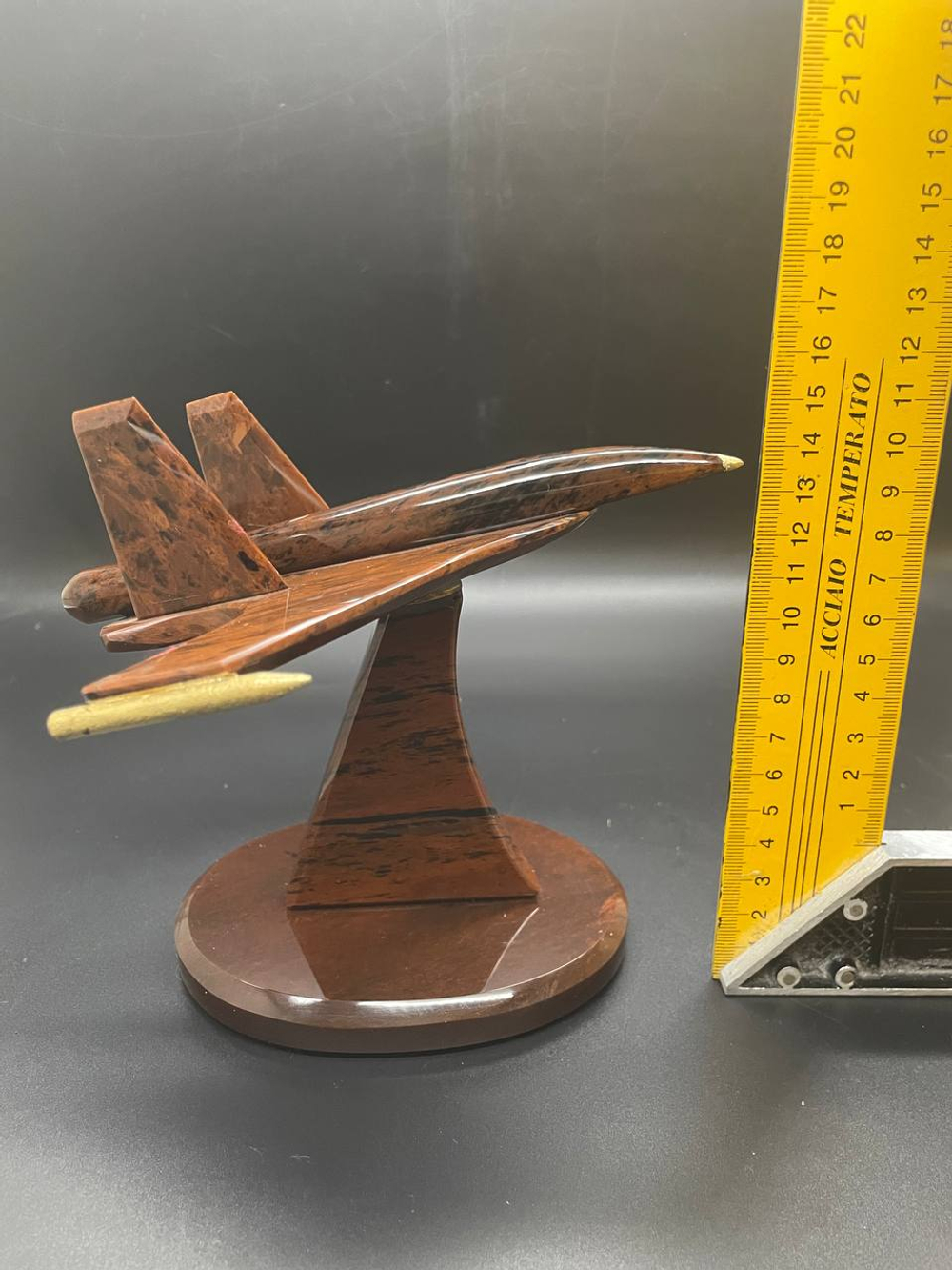 Истребитель из обсидиана в подарочной коробке