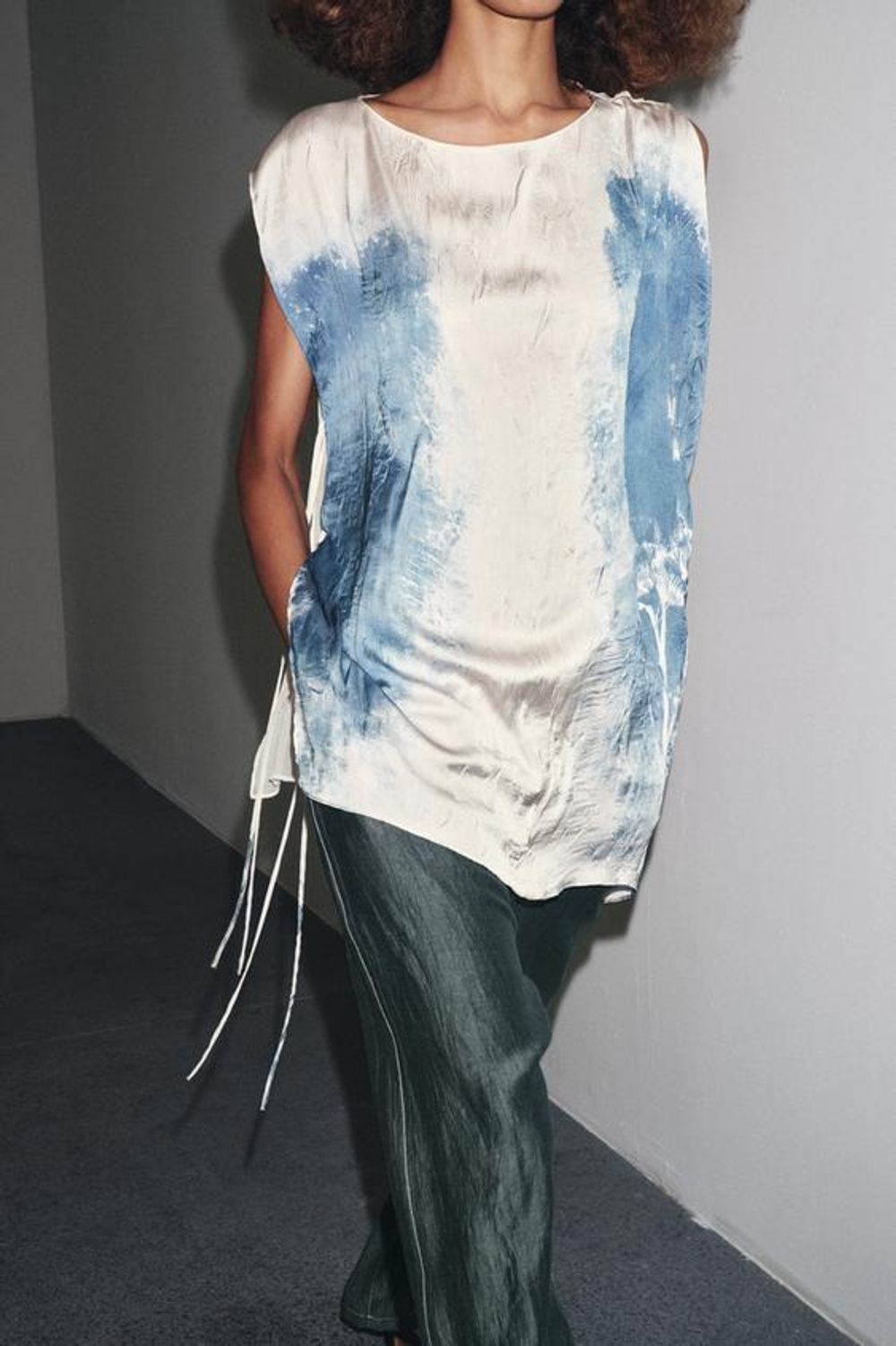 ZARA БРЮКИ ИЗ ЛЬНА С КОНТРАСТНОЙ ОТДЕЛКОЙ, ЗЕЛЕНОВАТО-СИНИЙ