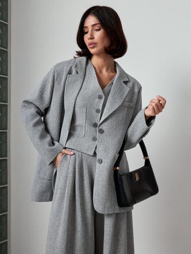 Женский костюм-тройка серого цвета