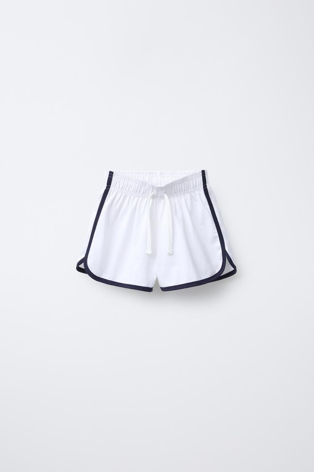 ZARA КОМПЛЕКТ ИЗ ФУТБОЛКИ И ШОРТОВ-БЕРМУДОВ В СТИЛЕ ПРЕППИ, БЕЛЫЙ