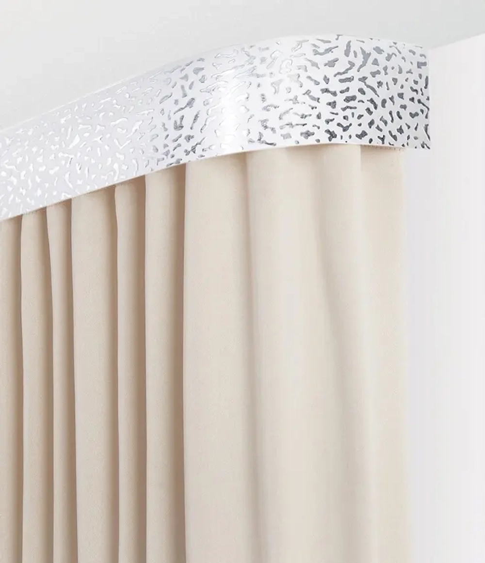 Пластиковый карниз с тиснением Legrand 3-х рядный Капелла 2000 мм