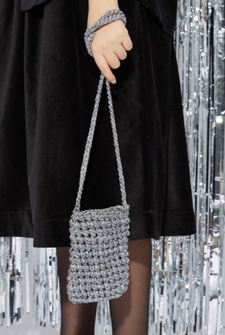 Новогодняя вязаная сумочка со змеиным принтом