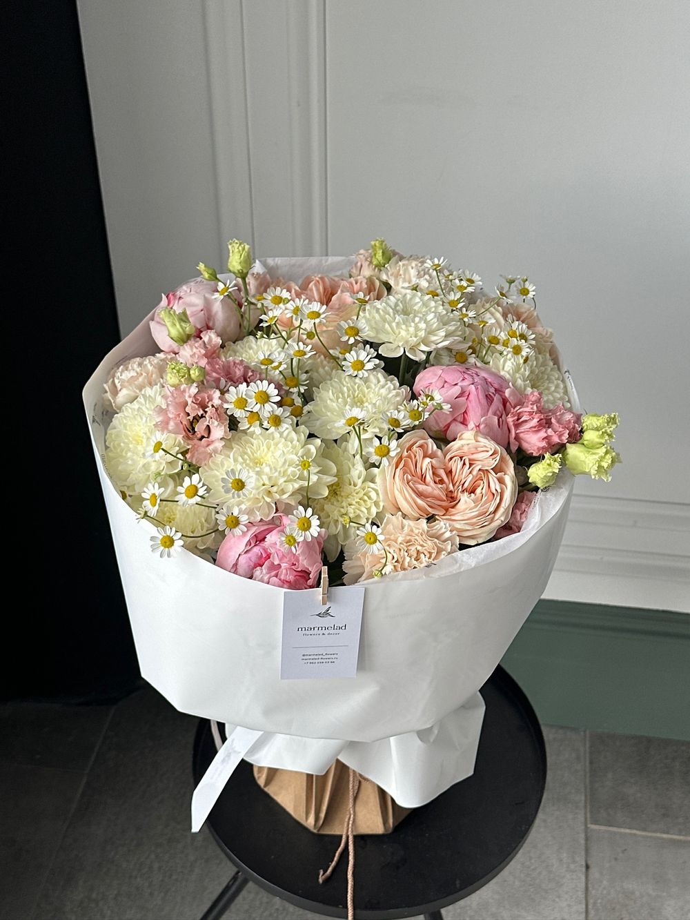 Букет сборный из хризантемы, ромашки, пионов и лизиантуса