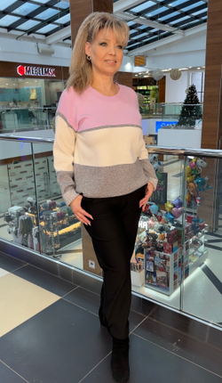 Тонкий джемпер с трехцветным принтом