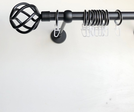 Карниз кованый рифленый для штор Глобо d20 однорядный, цвет черный матовый