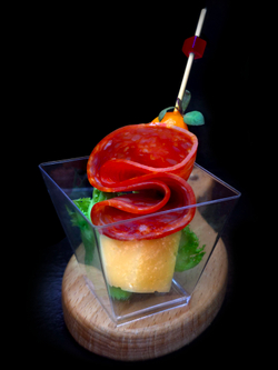 Канапе с колбасой Сальчичен и сыром Чедр