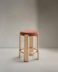Барный табурет Granite из терракотовой синели и массива ясеня с натуральной отделкой