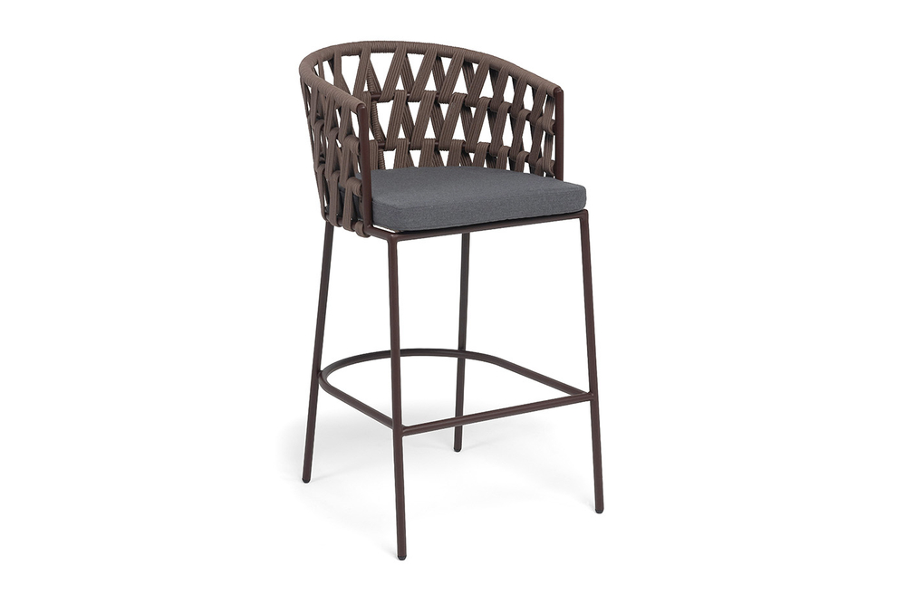 "Диего" стул барный плетеный из роупа, каркас из стали коричневый (RAL8016) муар, роуп коричневый круглый, ткань темно-серая 027