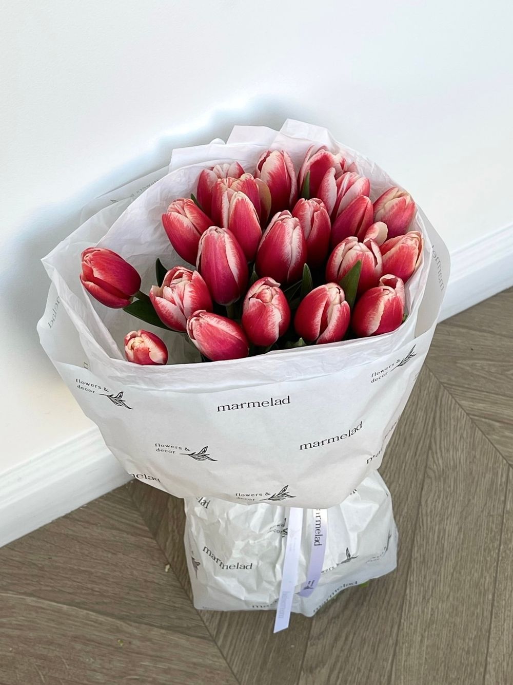 Букет из 21 классического красно-белого тюльпана