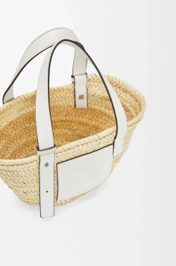 Loewe Небольшая сумка-корзинка из пальмовых листьев и телячьей кожи, натуральный