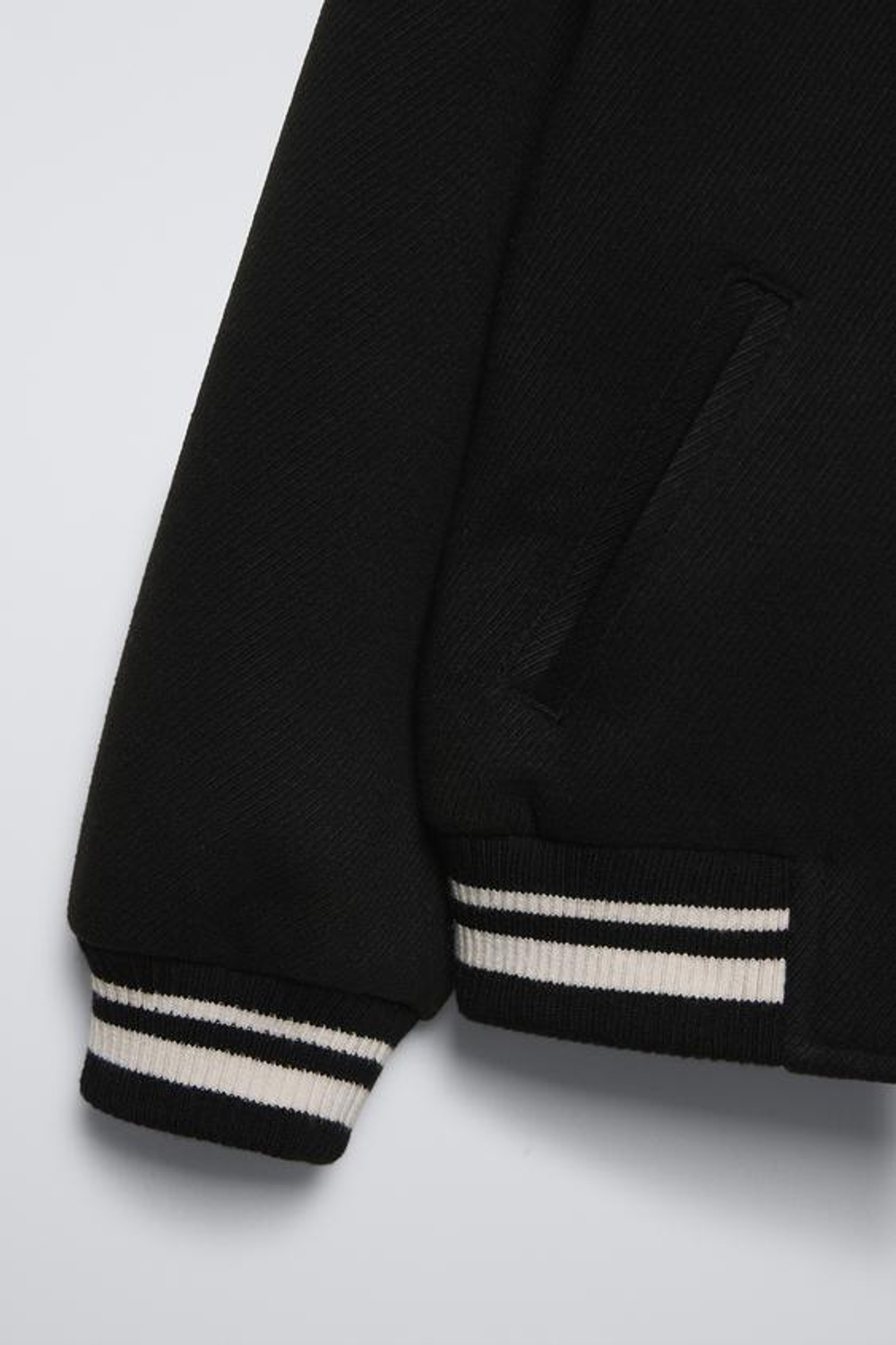 ZARA БОМБЕР ИЗ ФЕТРА С НАШИВКОЙ, ЧЕРНЫЙ