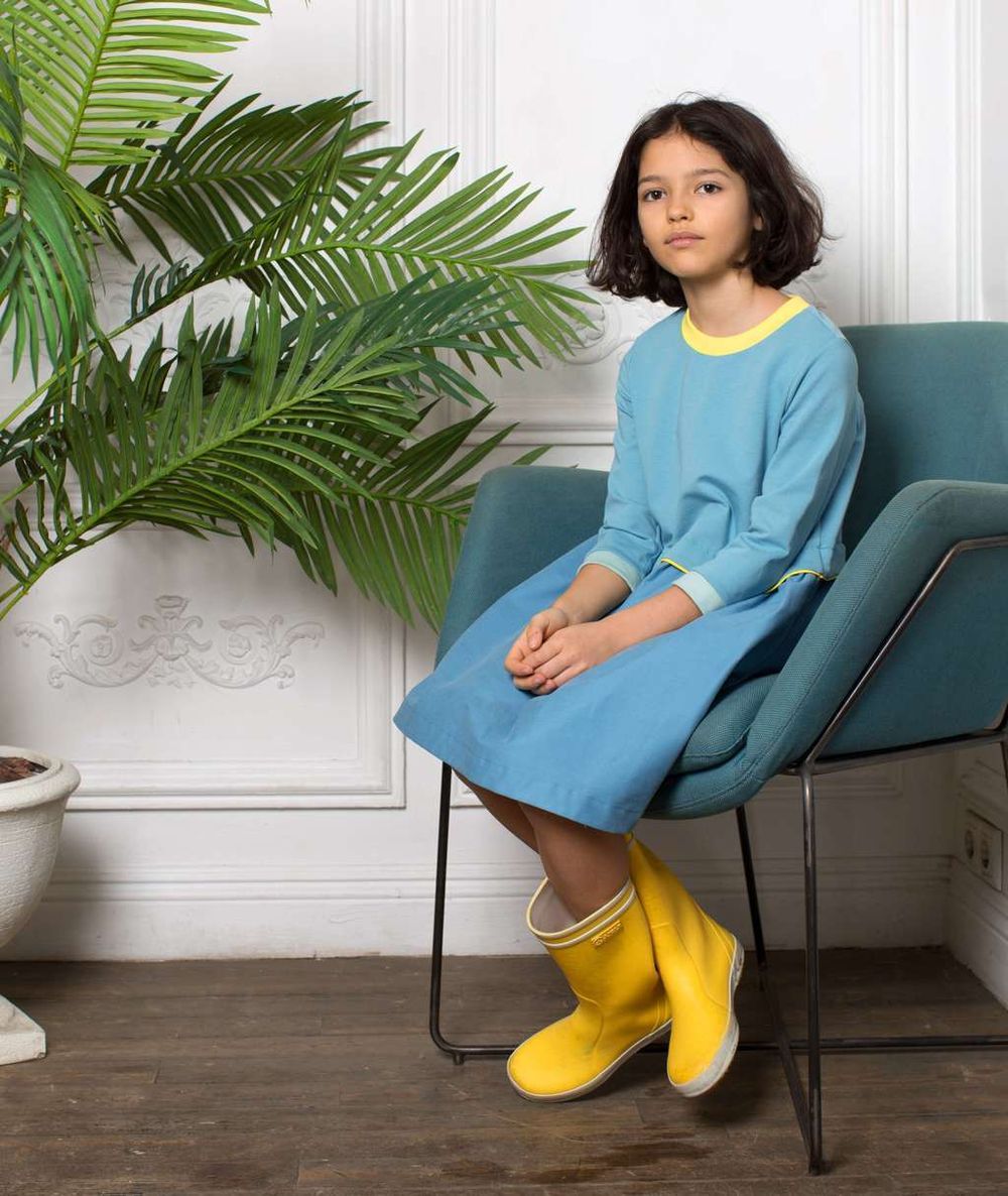 Голубое платье с кантом