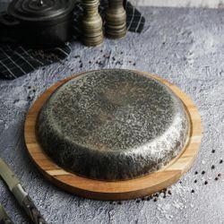 Сковорода для подачи 24 см h2,9 см круглая без ручки " " углерод. сталь ИНДУКЦИЯ P.L.