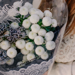 115. Кружевной черно-белый букет