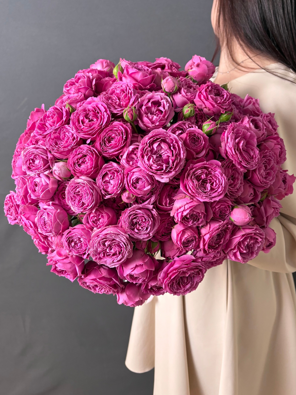 Букет из 31 кустовой пионовидной розы