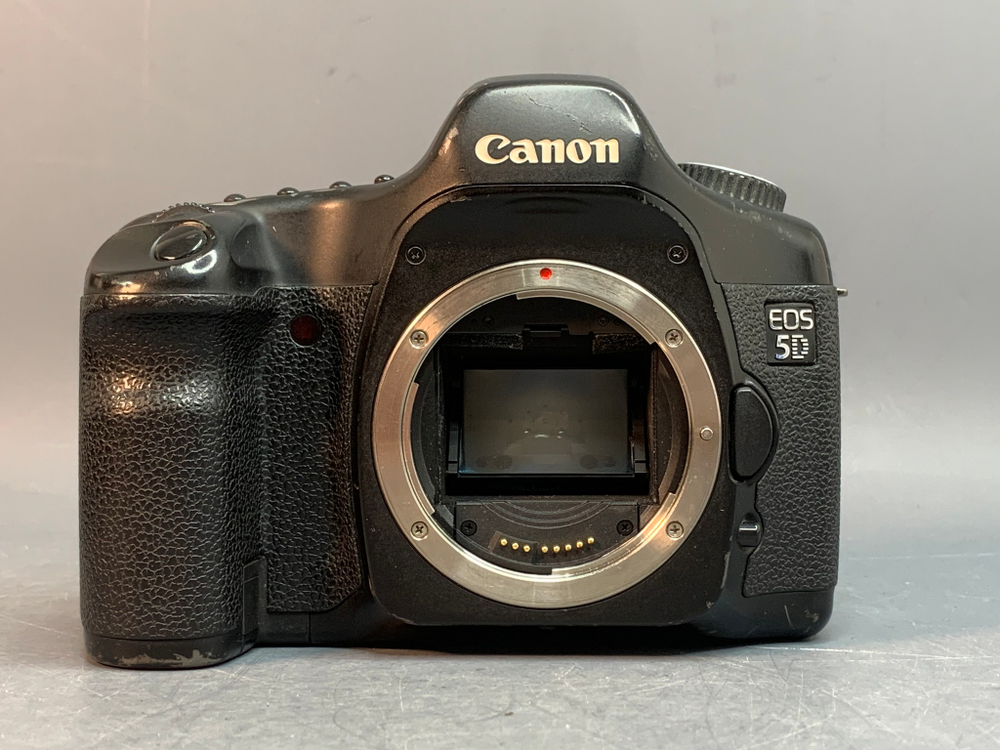 Canon EOS 5D Body не держит крышка батарейного остека
