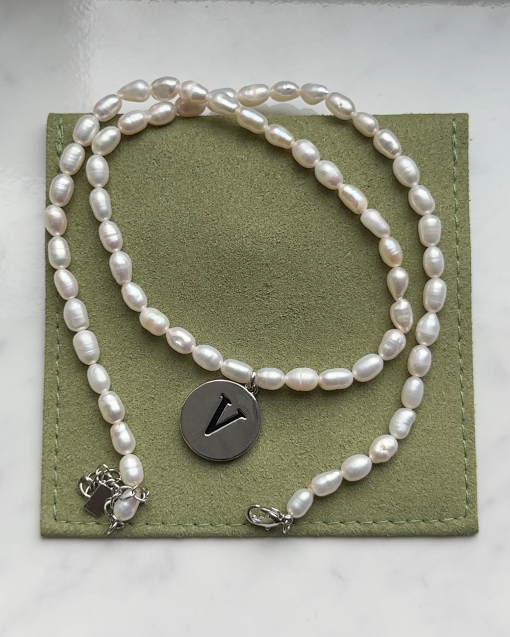 Колье с буквой