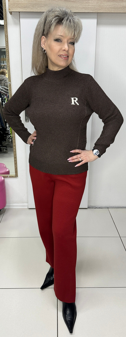 Джемпер в шоколадном цвете под "лапшу" с буквой R