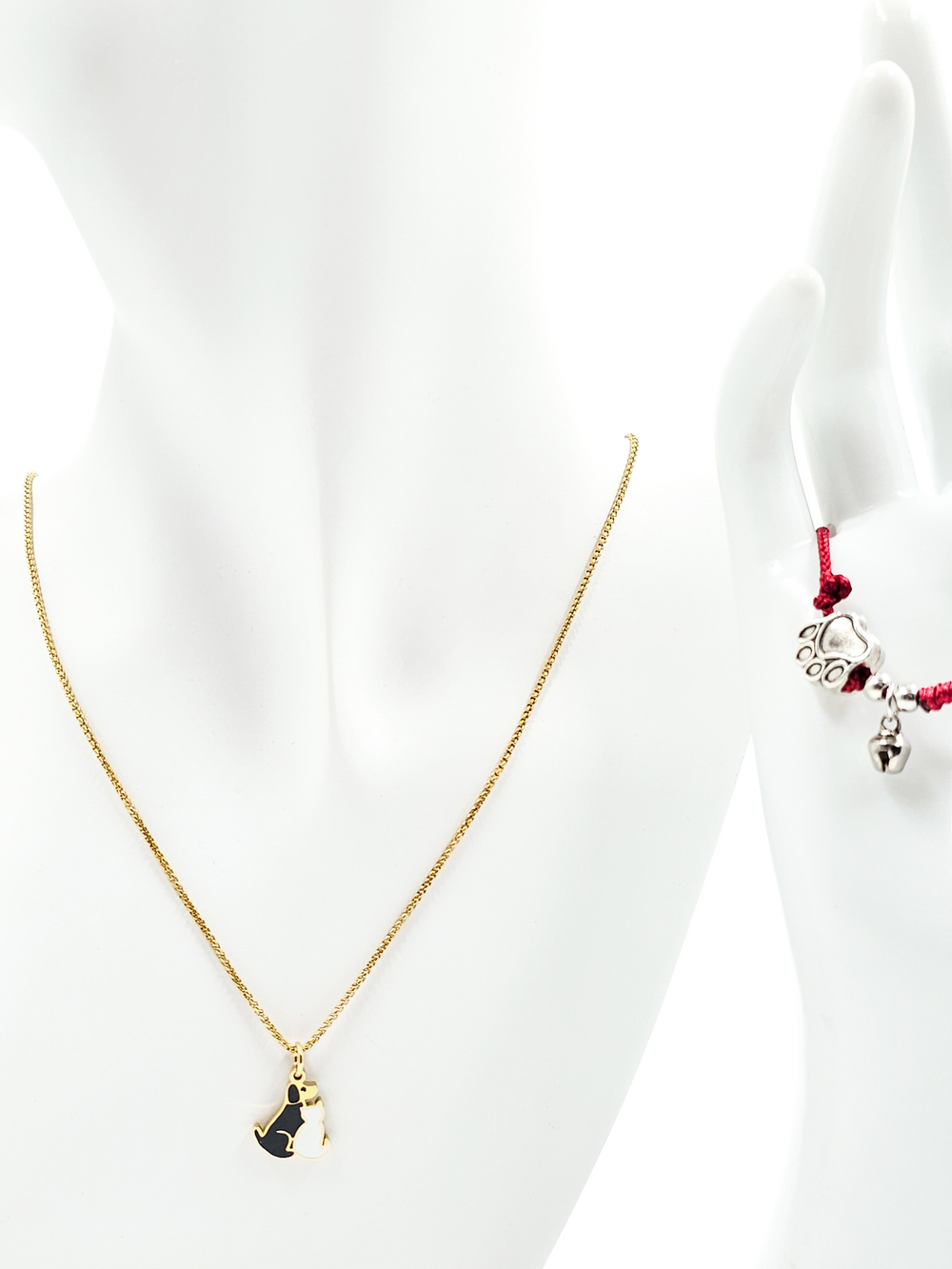 Комплект добра. Браслет из красной нити и подвеска.