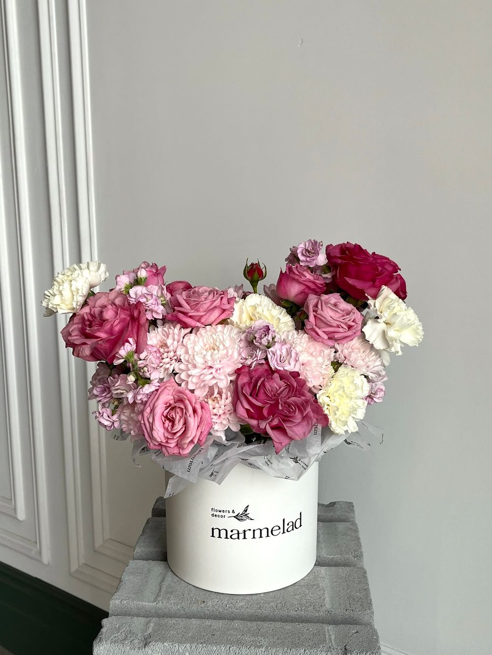 Цветочная коробка в розовых оттенках размер S