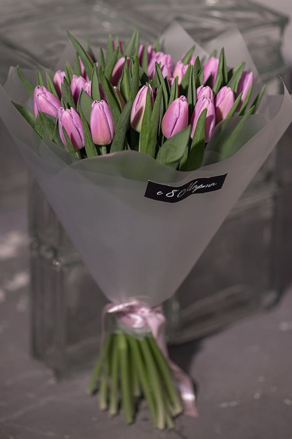 Элегантный букет из сиреневых тюльпанов от Флора Маркет