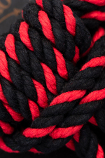 Черно-красные наручники-оковы ’’Узел-омега’’ из хлопковой веревки (Цвет: черный)