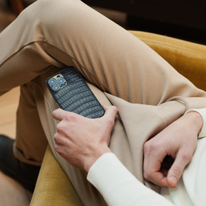 Чехол кожаный для iPhone 13 Pro черного цвета