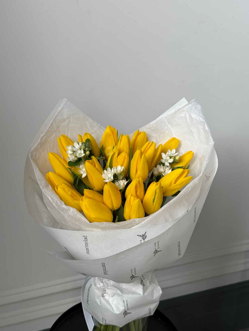 Букет из 21 желтых тюльпанов и белого оксипеталума