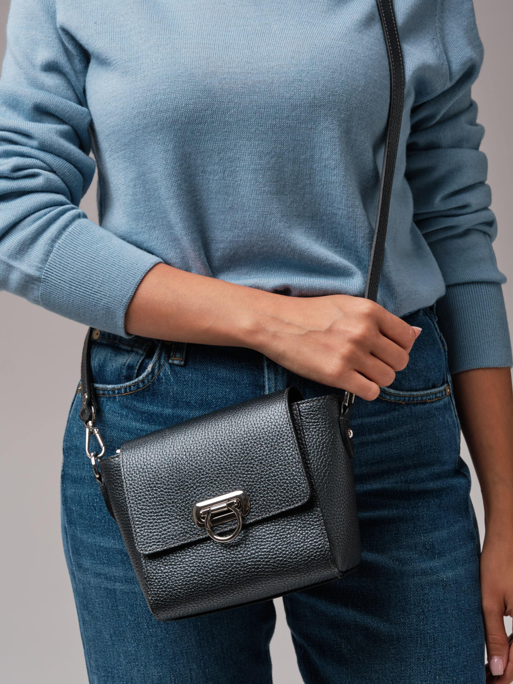 Сумка кожаная через плечо черный металлик