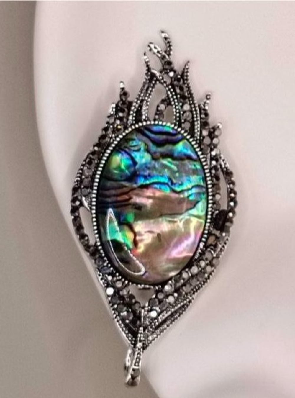 Брошь " Перышко Жар птицы" сделана из цинкового сплава, натуральной ракушки, смолы и страз.