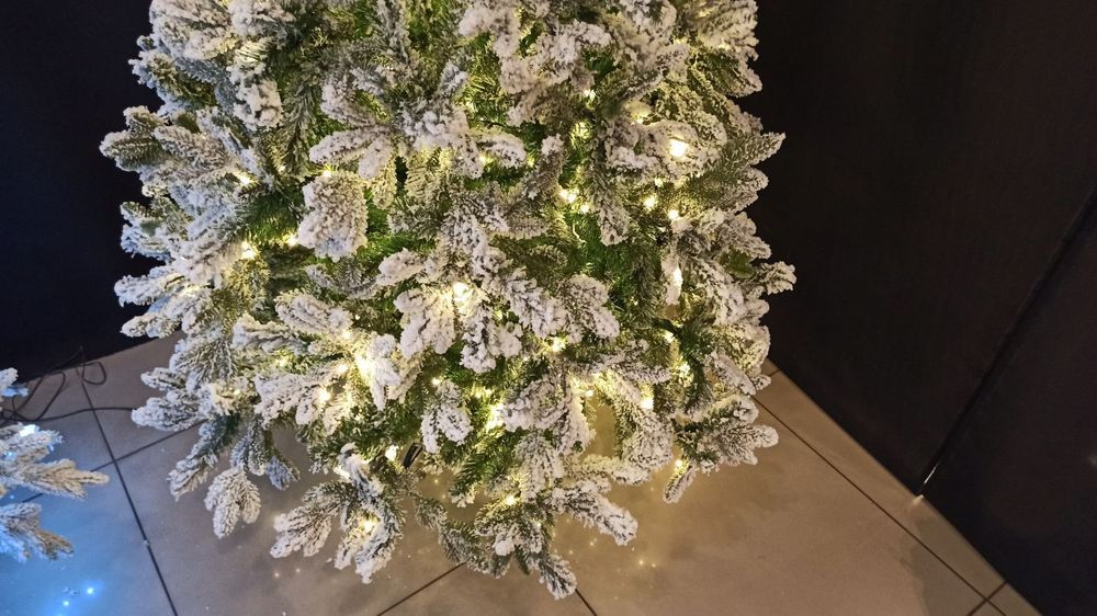 Заснеженная ель с гирляндой «Барокко» теплый свет (Литая+пвх) 240 см / 2,4 м