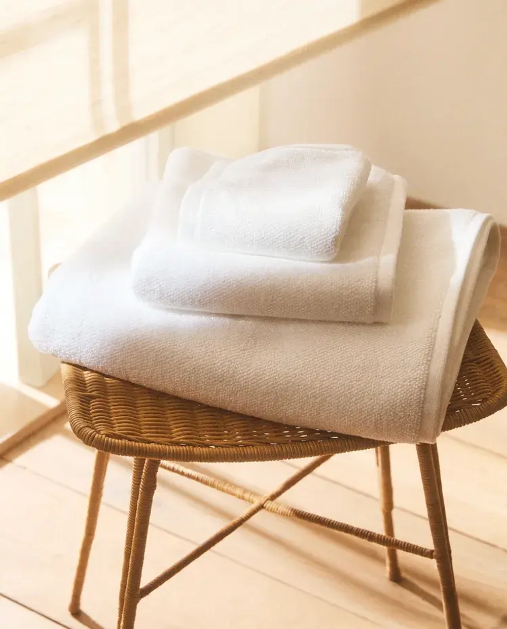 ZARA HOME ПОЛОТЕНЦЕ С ВЫШИВКОЙ, БЕЛЫЙ