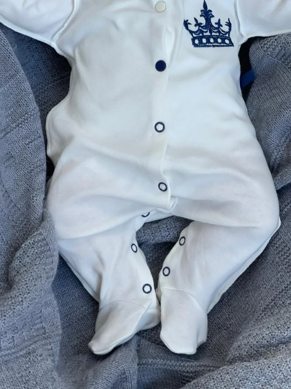 Комплект для новорожденного мальчика (комбинезон и шапочка без завязок) с синей короной