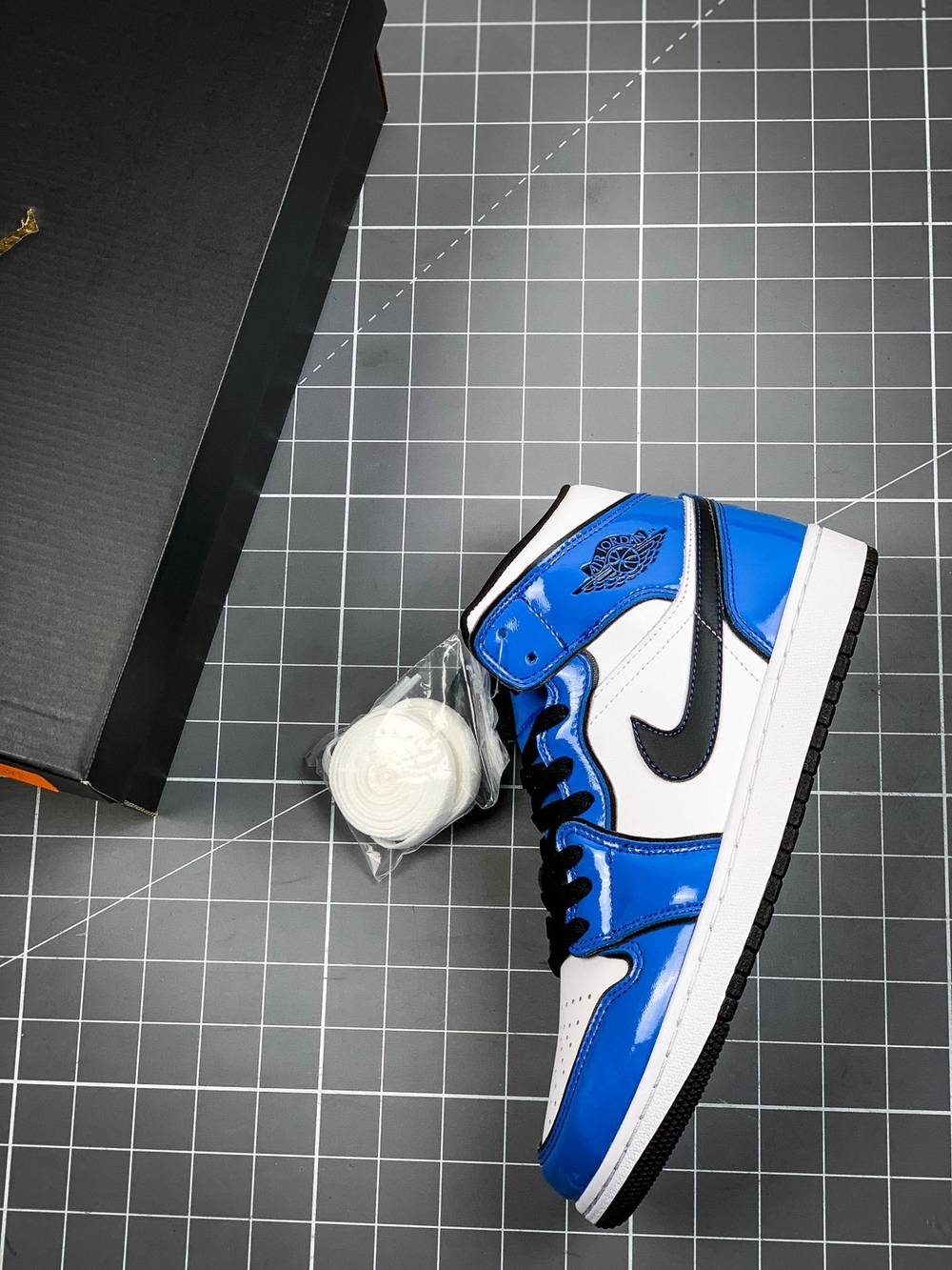 AIR JORDAN 1 MID SE SIGNAL BLUE SIGNAL BLUE/WHITE-BLACK