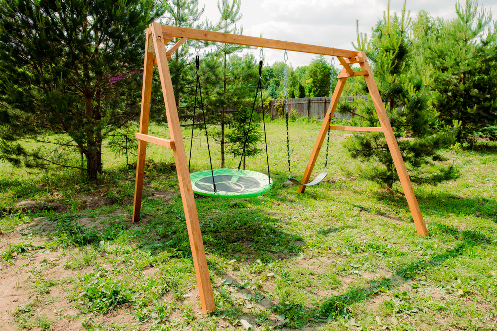 Деревянные качели с гипкими качелями и качелями гнездо Свиби