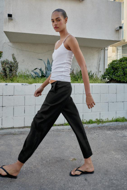 ZARA БРЮКИ ИЗ ЛЬНА С ЗАЩИПАМИ И РЕМНЕМ, ЧЕРНЫЙ