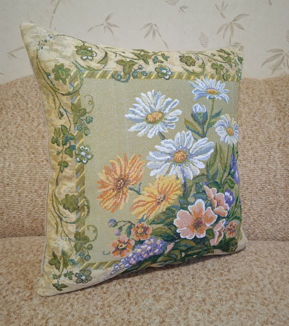 Декоративный гобеленовый чехол Летний сад 47х47