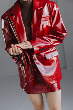 Жакет из эко-кожи однобортный лаковый бордо