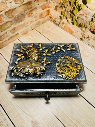 Шкатулка- комод "Девушка и бабочки"